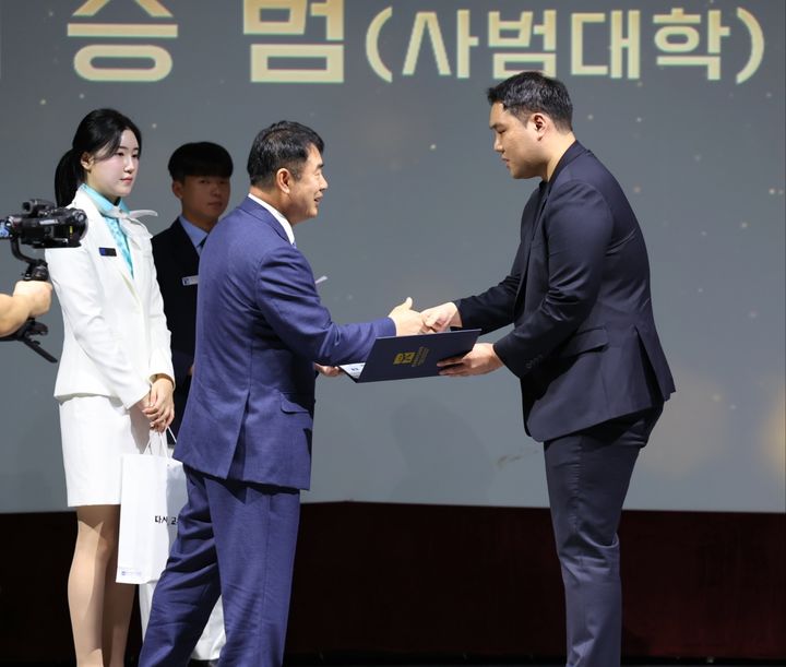 [광주=뉴시스] 변재훈 기자 = 이정선 광주시교육감이 27일 조선대학교에서 열린 제78주년 개교 기념행사에서 낙뢰에 맞은 연수 교사에 대한 응급 처치로 생명을 구한 조선대 사범대학 교직원 박시형 씨, 허승범 조교(사진) 등 3명에게 감사장을 수여하고 있다. (사진=광주시교육청 제공) 2024.09.27. photo@newsis.com *재판매 및 DB 금지