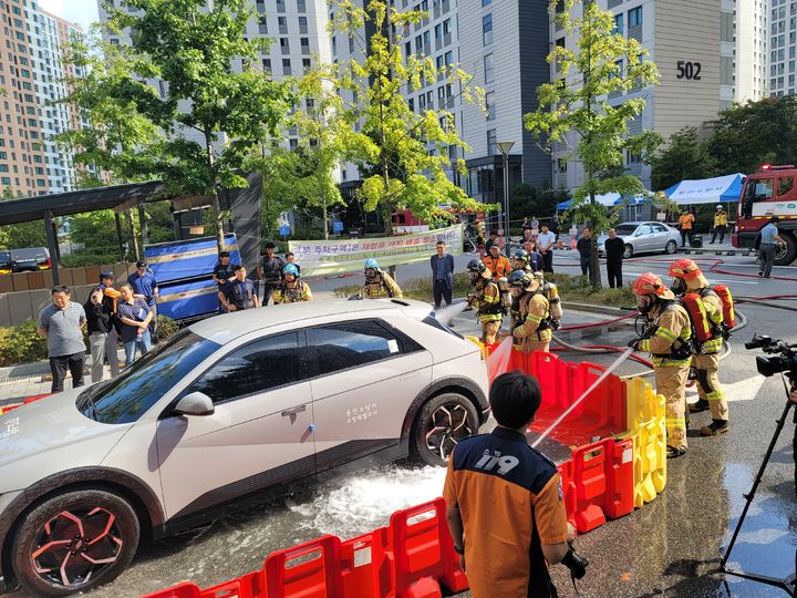 [수원=뉴시스] 27일 e편한세상 용인한숲시티 5단지 아파트에서 실시한 전기차 충전시설 화재 대비 합동소방훈련. (사진=경기도 제공) *재판매 및 DB 금지