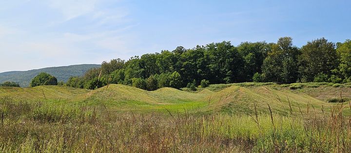 (Photo = Hanbit Lee) Maya Lin, Wave Field. 2007-08, Panoramic view of Storm King Art Center. *Resale and DB prohibited