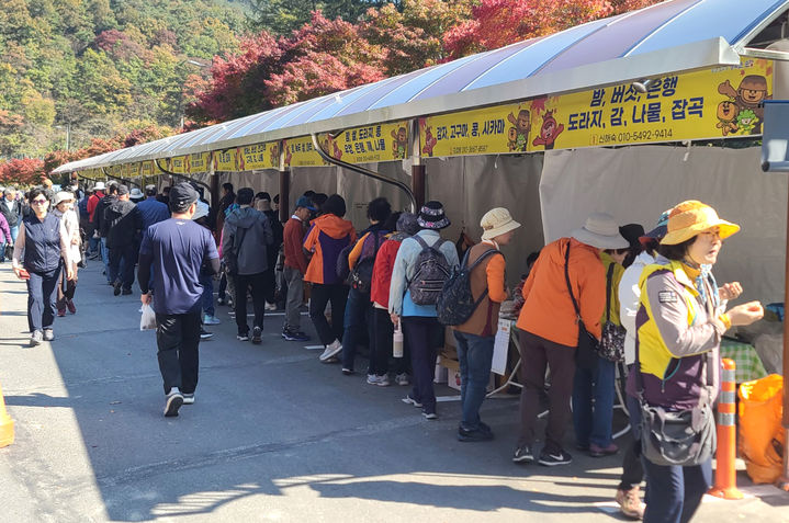 지난해 순창군 강천산군립공원 농특산물판매장에 관광객이 붐비는 모습. *재판매 및 DB 금지