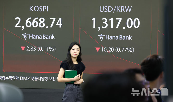 [서울=뉴시스] 전신 기자 = 코스피가 전 거래일(2671.57)보다 3.01포인트(0.11%) 상승한 2674.58에 장을 시작한 27일 서울 중구 하나은행 본점 딜링룸 전광판에 코스피 등이 표시돼 있다. 2024.09.27. photo1006@newsis.com