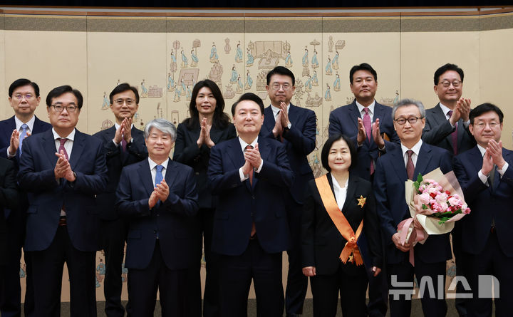 [서울=뉴시스] 최진석 기자 = 윤석열 대통령이 27일 서울 용산 대통령실 청사에서 퇴임한 이은애 전 헌법재판관에게 청조근정훈장을 수여한 뒤 기념 촬영하며 박수치고 있다. (대통령실통신사진기자단) 2024.09.27. myjs@newsis.com