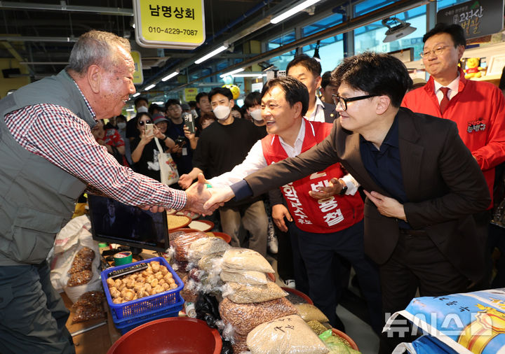 [인천=뉴시스] 전진환 기자 = 한동훈 국민의힘 대표가 27일 오전 인천 강화군 강화읍 풍물시장을 찾아 상인들에게 박용철 강화군수 보궐선거 후보의 지지를 호소하고 있다. 2024.09.27. amin2@newsis.com