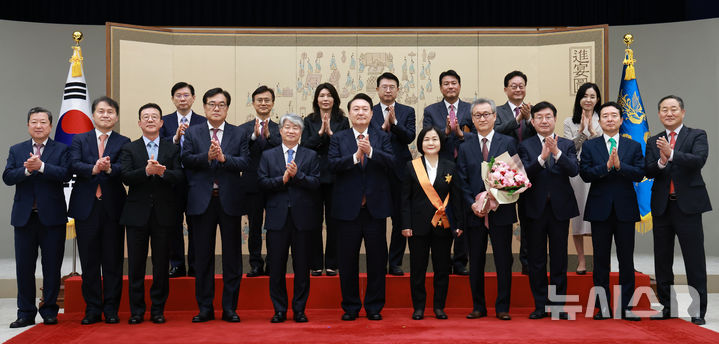 [서울=뉴시스] 최진석 기자 = 윤석열 대통령이 27일 서울 용산 대통령실 청사에서 퇴임한 이은애 전 헌법재판관에게 청조근정훈장을 수여한 뒤 기념 촬영하고 있다.앞줄 왼쪽부터 박춘섭 경제수석, 김주현 사회수석, 홍철호 정무수석, 정진석 비서실장, 이종석 헌법재판소장, 윤 대통령, 이 전 재판관 부부, 성태윤 정책실장, 이도운 홍보수석, 전광삼 시민사회수석. 뒷줄 왼쪽부터 박종준 대통령 경호처장, 이정민 인사제도비서관, 유혜미 저출생대응수석, 장상윤 사회수석, 김태효 국가안보실 1차장, 왕윤종 국가안보실 3차장, 정혜전 대변인. (대통령실통신사진기자단) 2024.09.27. myjs@newsis.com)