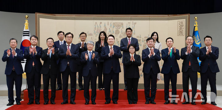 [서울=뉴시스] 최진석 기자 = 윤석열 대통령이 27일 서울 용산 대통령실 청사에서 열린 신임 헌법재판관 임명장 수여식에서 김복형 헌법재판관에게 임명장을 수여한 뒤 기념 촬영을 하고 있다. 앞줄 왼쪽부터 박춘섭 경제수석, 김주현 사회수석, 홍철호 정무수석, 정진석 비서실장, 이종석 헌법재판소장, 윤 대통령, 김 헌법재판관, 성태윤 정책실장, 이도운 홍보수석, 전광삼 시민사회수석, 장상윤 사회수석. 뒷줄 왼쪽부터 박종준 대통령 경호처장, 이정민 인사제도비서관, 유혜미 저출생대응수석, 김태효 국가안보실 1차장, 정혜전 대변인. (대통령실통신사진기자단) 2024.09.27. myjs@newsis.com