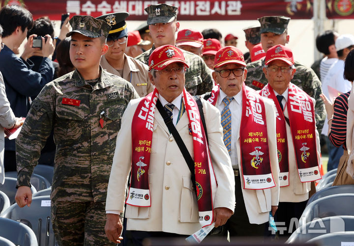 [서울=뉴시스] 홍효식 기자 = 28일 서울시청 광장에서 열린 제74주년 서울수복 기념행사에서 참전용사들이 입장하고 있다. 2024.09.28. yesphoto@newsis.com