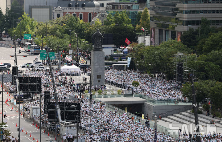 [서울=뉴시스] 김금보 기자 = 28일 서울 종로구 광화문광장에서 열린 '2024 국제선명상대회(불교도대법회)'에서 불자들이 국민오계 수계법회를 하고 있다. 2024.09.28. kgb@newsis.com