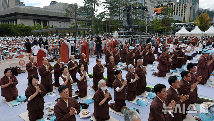 [서울=뉴시스] 김금보 기자 = 28일 서울 종로구 광화문광장에서 열린 '2024 국제선명상대회(불교도대법회)'에서 불자들이 국민오계 수계법회를 하고 있다. 2024.09.28. kgb@newsis.com