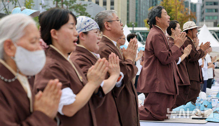 [서울=뉴시스] 김금보 기자 = 28일 서울 종로구 광화문광장에서 열린 '2024 국제선명상대회(불교도대법회)'에서 불자들이 국민오계 수계법회를 하고 있다. 2024.09.28. kgb@newsis.com