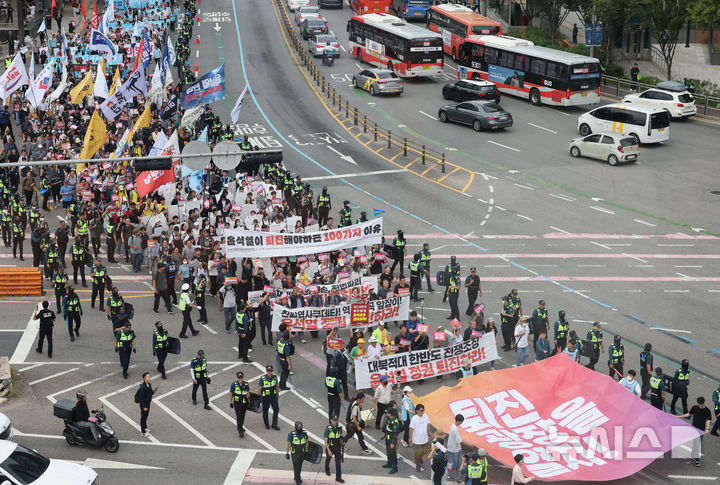 [서울=뉴시스] 김금보 기자 = 28일 오후 서울 중구 세종대로 숭례문인근에서 전국민주노동조합총연맹, 윤석열정권퇴진운동본부(준), 전국민중행동, 자주통일평화연대, 전국비상시국회의 주최로 열린 '정권 퇴진 시국대회' 집회에서 참가자들이 용산구 대통령실 방향으로 행진을 하고 있다. 2024.09.28. kgb@newsis.com