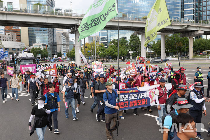 [서울=뉴시스] 김금보 기자 = 28일 오후 서울 중구 세종대로 숭례문인근에서 전국민주노동조합총연맹, 윤석열정권퇴진운동본부(준), 전국민중행동, 자주통일평화연대, 전국비상시국회의 주최로 열린 '정권 퇴진 시국대회' 집회에서 참가자들이 용산구 대통령실 방향으로 행진을 하고 있다. 2024.09.28. kgb@newsis.com