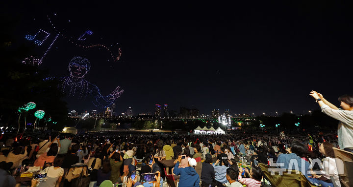 [서울=뉴시스] 김금보 기자 = 28일 오후 서울 광진구 뚝섬한강공원 수변무대에서 2024 한강 불빛 공연(드론 라이트쇼)이 펼쳐지고 있다. 2024.09.28. kgb@newsis.com