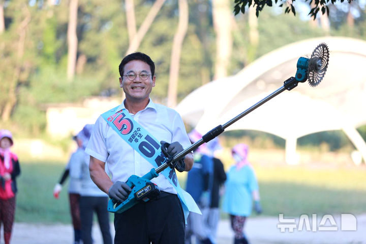 [영광=뉴시스] 진보당 이석하 영광군수 재선거 예비후보가 거리 풀 베기 자원봉사를 펼치고 있다. (사진=독자 제공) photo@newsis.com *재판매 및 DB 금지