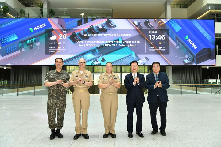 [서울=뉴시스] 지난 27일 토마스 앤더슨 소장 등 미 해군 고위관계자들이 경기도 판교의 HD현대 글로벌R&amp;D센터를 방문, 함정 분야 협력방안에 대해 논의했다. 사진 왼쪽부터 방위사업청 신현승 함정사업부장(해군 준장), 미 해군 윌리엄 그린 소장, 토마스 앤더슨 소장, HD현대중공업 주원호 특수선사업대표, HD한국조선해양 신종계 기술자문 (사진=HD현대) 2024.9.29 photo@newsis.com *재판매 및 DB 금지