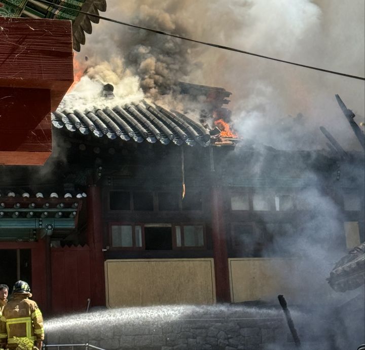 [광주=뉴시스] 29일 오전 광주 동구 운림동 무등산국립공원 내 증심사 공양간에서 불이 나 신고를 받고 출동한 소방 당국이 불을 끄고 있다. (사진=동구청 제공) 2024.09.29. photo@newsis.com *재판매 및 DB 금지