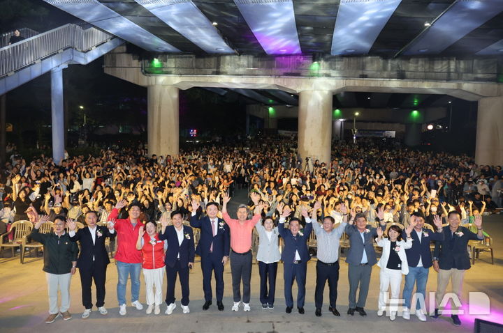 [포항=뉴시스] 송종욱 기자 = 27~28일 이틀간 경북 포항 철길 숲 일원에서 '2024 힐링필링 포항 철길 숲 야행’이 열린 가운데 관광객과 시민 등 5만명이 방문해 성황을 이뤘다. 사진은 27일 열린 개막식 모습. (사진=포항시 제공) 2024.09.29. photo@newsis.com