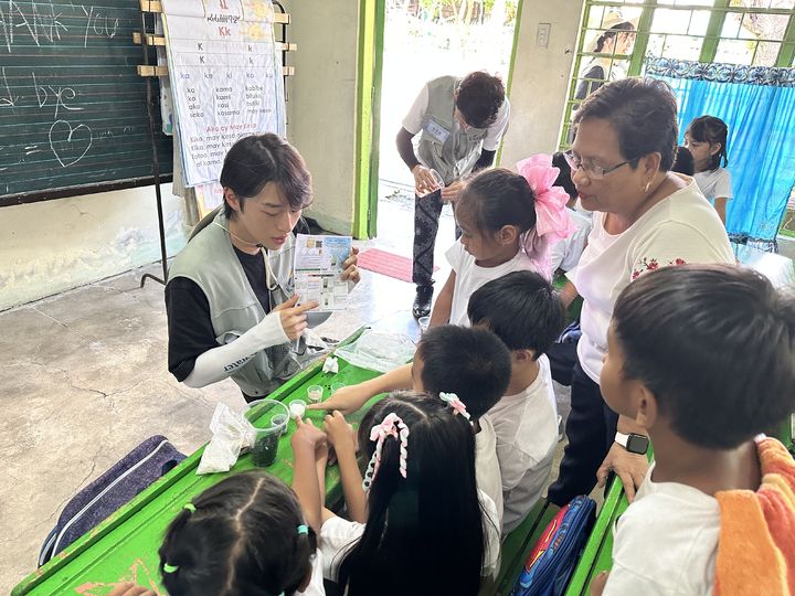 [대전=뉴시스]수자원공사 청년자문단 일행이 필리핀에서 해외사회공헌 일환으로 학생들에게 물의 중요성에 대해 교육하고 있다. 2024. 09. 29 *재판매 및 DB 금지