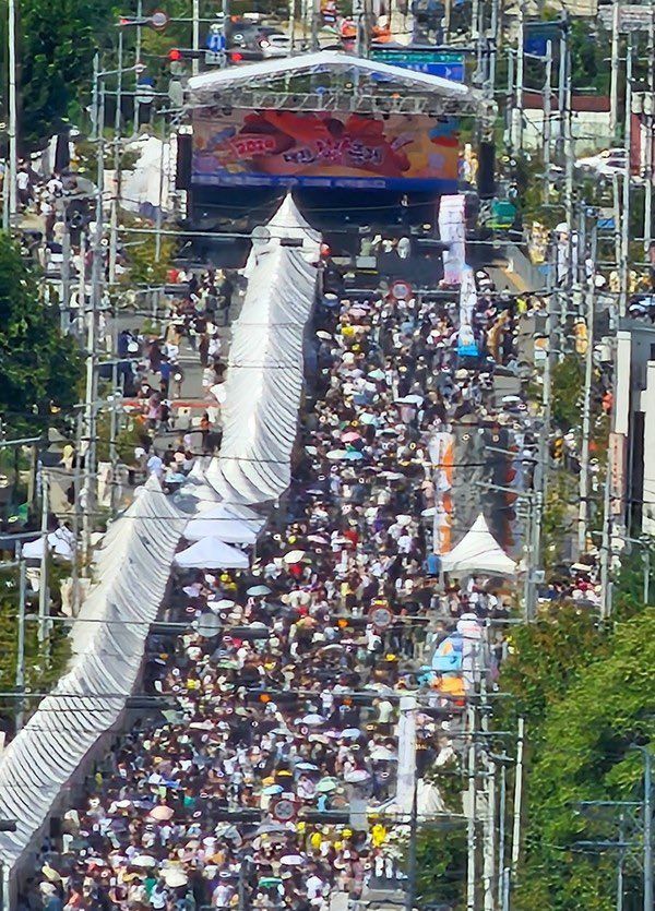 [서울=뉴시스] 29일 다수의 온라인 커뮤니티에는 2024 대전 빵 축제 현장 모습이 담긴 사진들이 올라와 확산하고 있다. (사진= 엑스 캡처) *재판매 및 DB 금지