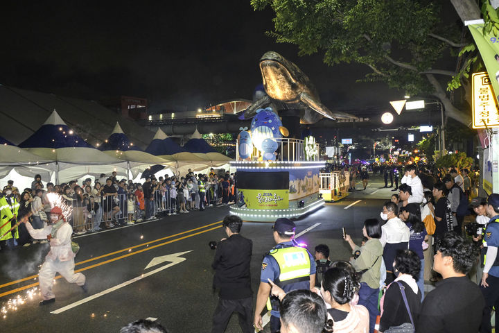 [울산=뉴시스] 2024 울산고래축제의 하이라이트인 '야간퍼레이드' (사진=울산 남구 제공) photo@newsis.com *재판매 및 DB 금지