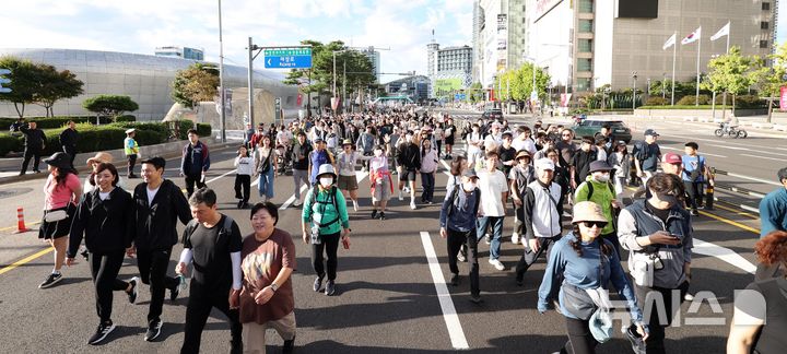 [서울=뉴시스] 김선웅 기자 = 29일 서울 중구 동대문디자인플라자 앞 도로에서 열린 2024 서울 걷자 페스티벌에 참가한 시민들이 도착지 광화문광장을 향해 걷고 있다. 서울시 주최 2024 서울 걷자 페스티벌은 DDP~창덕궁~광화문광장 6km 구간을 5천명의 시민들이 함께 걷는 국내 최대 걷기 축제로 '걷기 좋은 도시 서울'의 매력을 만끽할 수 있는 동행 축제다. 2024.09.29. mangusta@newsis.com