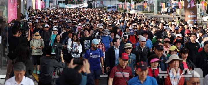 [서울=뉴시스] 김선웅 기자 = 29일 서울 중구 동대문디자인플라자 앞 도로에서 열린 2024 서울 걷자 페스티벌에 참가한 시민들이 도착지 광화문광장을 향해 걷고 있다. 서울시 주최 2024 서울 걷자 페스티벌은 DDP~창덕궁~광화문광장 6km 구간을 5천명의 시민들이 함께 걷는 국내 최대 걷기 축제로 '걷기 좋은 도시 서울'의 매력을 만끽할 수 있는 동행 축제다. 2024.09.29. mangusta@newsis.com