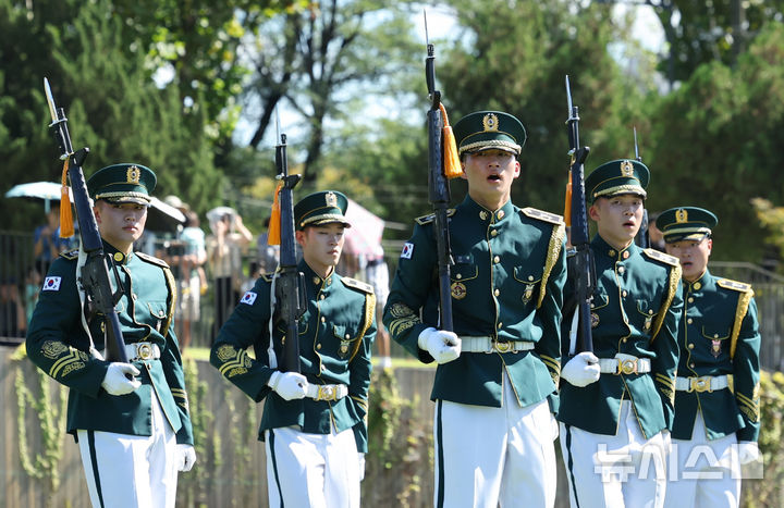 [서울=뉴시스] 김금보 기자 = 건군 76주년 국군의 날을 이틀 앞둔 29일 서울 용산구 용산어린이정원에서 열린 '군 문화 페스타'에서 의장대 시범이 펼쳐지고 있다. 2024.09.29. kgb@newsis.com