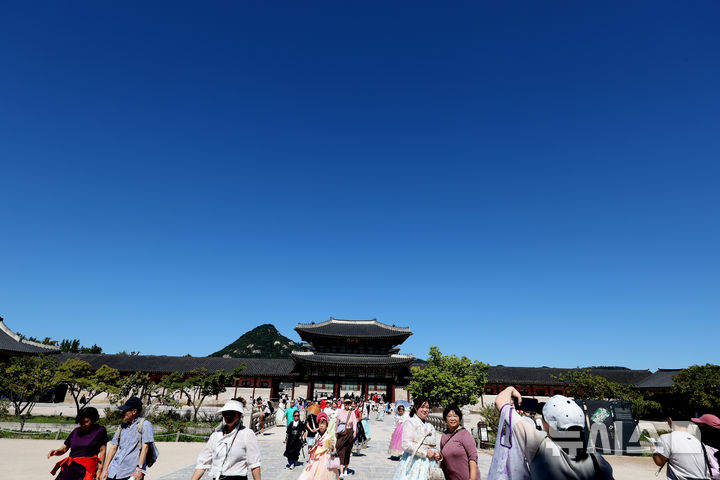 [서울=뉴시스] 김명원 기자 = 관광객들이 29일 오전 서울 종로구 경복궁의 파란 하늘 벗삼아 휴일 관광을 즐기고 있다. 2024.09.29. kmx1105@newsis.com