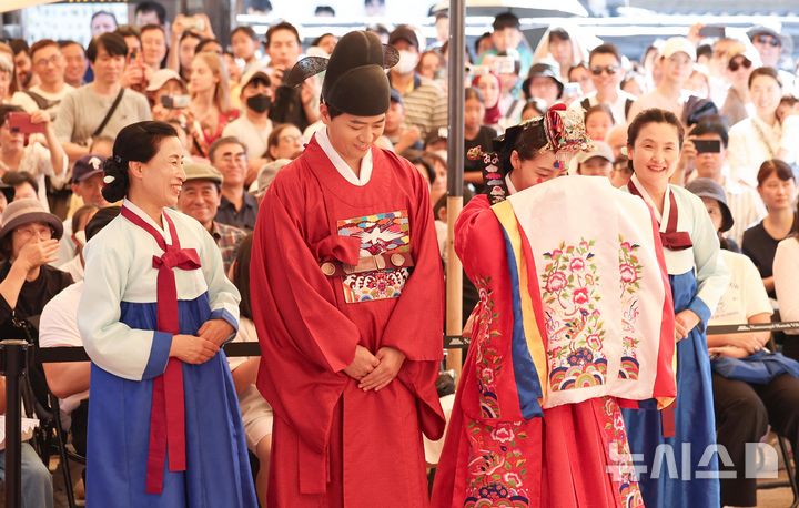 [서울=뉴시스] 김선웅 기자 = 29일 서울 중구 남산골한옥마을에서 '혼인잔치 : 가을편' 전통혼례의식 시연 행사가 열리고 있다. 2024.09.29. mangusta@newsis.com