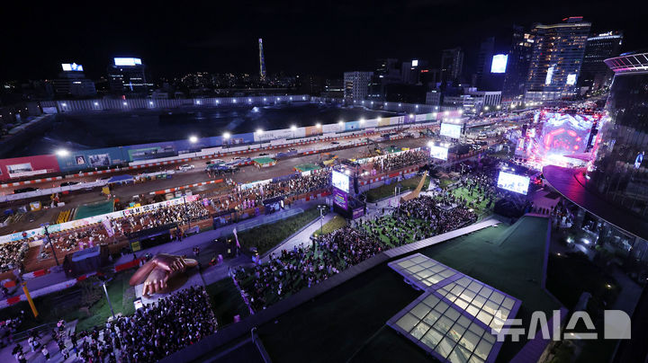 [서울=뉴시스] 추상철 기자 = 29일 오후 서울 강남구 코엑스 동측광장에서 열린 2024 강남페스티벌 '영동대로 K-POP 콘서트'에서 많은 관람객이 아이돌 그룹 공연을 관람하고 있다. 2024.09.29. scchoo@newsis.com