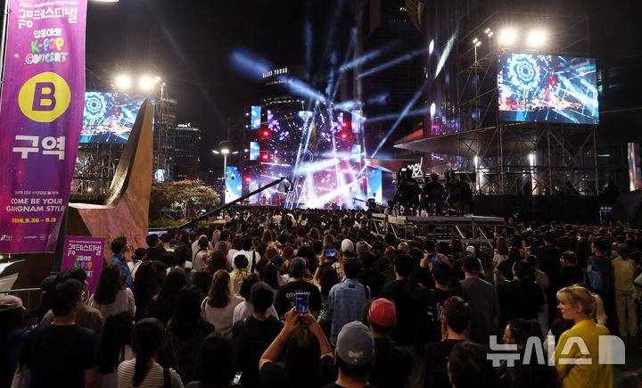 [서울=뉴시스] 추상철 기자 = 29일 오후 서울 강남구 코엑스 동측광장에서 열린 2024 강남페스티벌 '영동대로 K-POP 콘서트'에서 많은 관람객이 국카스텐의 공연을 관람하고 있다. 2024.09.29. scchoo@newsis.com