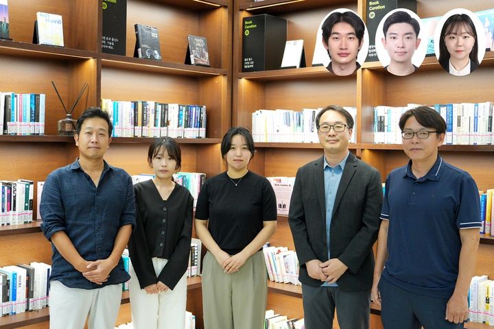 [울산=뉴시스] UNIST 연구진. 사진 왼쪽부터 이지석 교수, 백다혜, 류채영 연구원, 김동혁, 고현협 교수, (윗줄) 손창일, 김진영, 박서정 연구원. *재판매 및 DB 금지