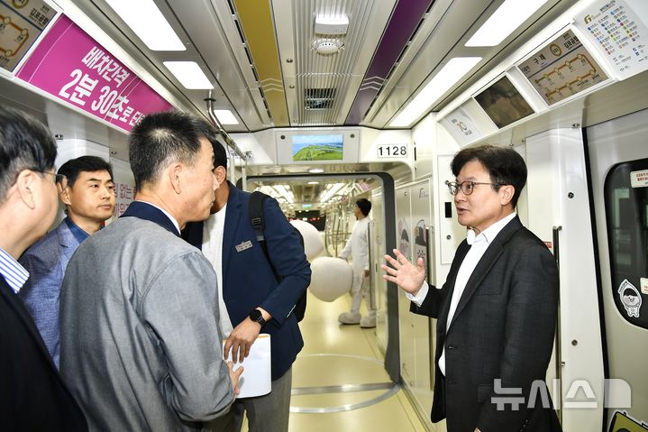 [김포=뉴시스] 정일형 기자 = 김병수 시장이 30일 오전 골드라인 역사를 방문해 추가투입 현장 점검을 하고 있다. (사잔은 김포시 제공)