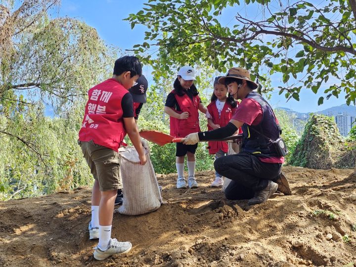 SK증권이 지난 28일 서울 상암동 노을공원에서 '2024 행복나눔숲 가꾸기' 행사를 진행했다. (사진=SK증권 제공) photo@newsis.com *재판매 및 DB 금지