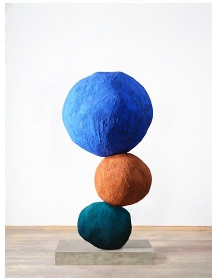 Stack 3, Ultramarine Blue Light 2024 Foam core, plaster, sand, pigment, concrete, steel Overall height: 205 cm Courtesy the artist Photographer: Stephen White & Co *재판매 및 DB 금지