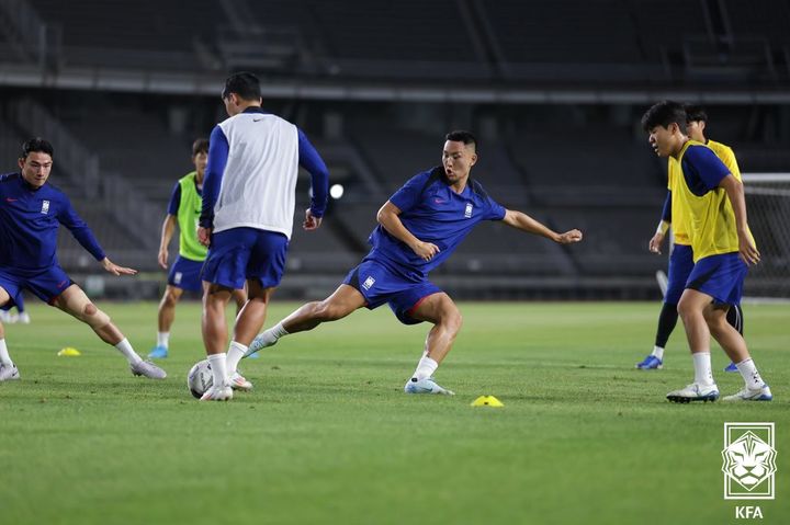 [서울=뉴시스] 홍명보 감독이 이끄는 축구대표팀에 발탁된 정승현(가운데). (사진=대한축구협회 제공) *재판매 및 DB 금지