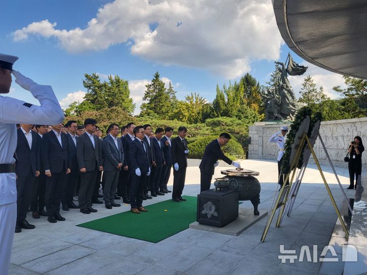 [서울=뉴시스]손재일 한화에어로스페이스 대표이사 겸 한화시스템 사업총괄(오른쪽)과 한화에어로스페이스, 한화시스템, 한화오션 임직원 150여 명은 국군의 날을 맞아 30일 서울 동작구 국립현충원을 찾아 순국선열과 호국영령을 위해 참배했다. (사진 = 한화에어로스페이스 제공) 2024.09.30. photo@newsis.com