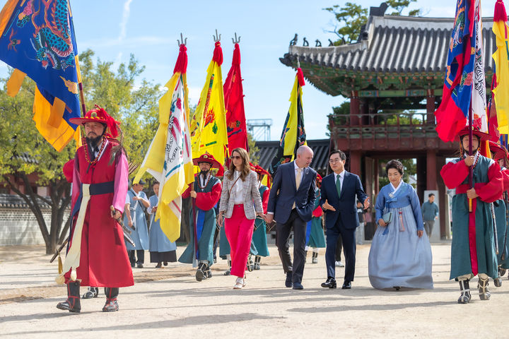 [수원=뉴시스] 30일 오전 화성행궁에서 열린 경기도-유타주 MOU 체결식에서 김동연 경기도지사와 미국 유타주 스펜서 제임스 콕스 주지사 부부가 화성행궁에 입장하고 있다. (사진=경기도 제공) *재판매 및 DB 금지