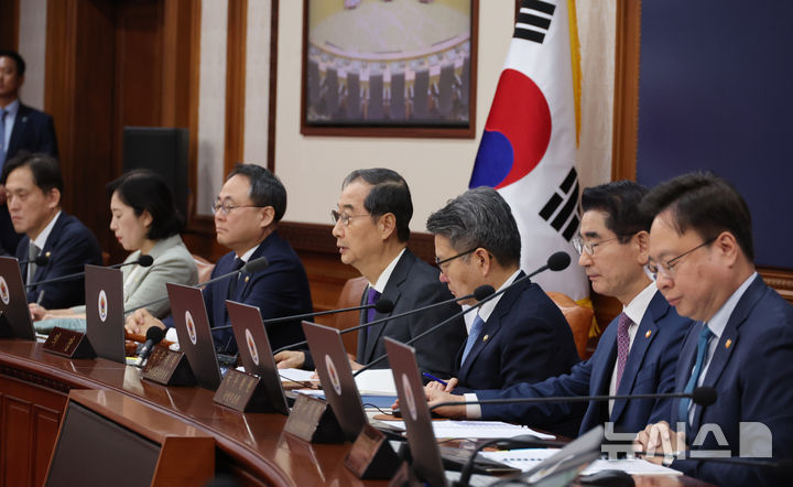 [서울=뉴시스] 김명원 기자 = 한덕수 국무총리가 30일 오전 서울 종로구 정부서울청사에서 열린 국무회의에 참석해 발언하고 있다. 2024.09.30. kmx1105@newsis.com