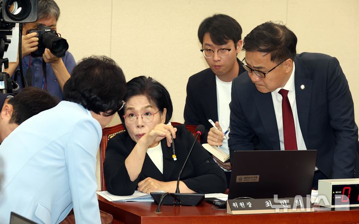 [서울=뉴시스] 조성봉 기자 = 최민희 국회 과방위원장이 30일 오전 서울 여의도 국회 과학기술정보방송통신위원회에서 열린  ‘방송통신심의위원회 위원장의 청부민원과 공익신고자 탄압 등에 대한 진상규명 청문회’에서 여야 간사와 대화하고 있다. 왼쪽부터 김현 국회 과방위 민주당 간사, 최민희 과방위원장, 최형두 국민의힘 간사. 2024.09.30. suncho21@newsis.com