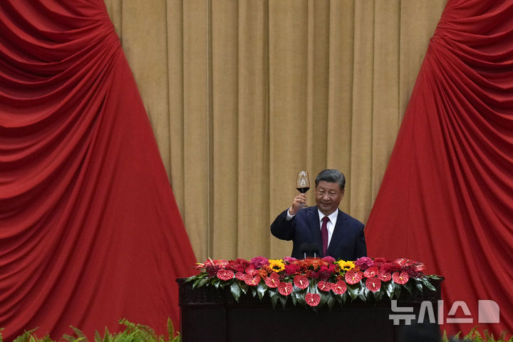 [베이징=AP/뉴시스] 시진핑 중국 국가 주석이 지난달 30일 베이징 인민대회당에서 열린 중화인민공화국 수립 75주년 기념 만찬에서 연설을 마친 후 건배하고 있다. 2024.10.01.