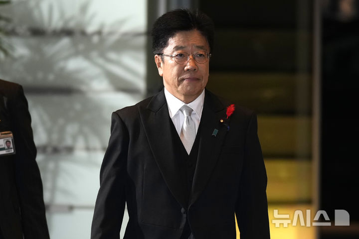 [도쿄=AP/뉴시스]일본 정부와 집권 자민당은 고물가와 미국 관세 등으로 인한 경제 대책으로서 소비세 감세를 하지 않을 방침을 굳혔다고 9일 요미우리신문이 보도했다. 사진은 가토 가쓰노부 일본 재무상이 지난해 10월 1일 도쿄 총리 관저로 들어서고 있는 모습. 2025.05.09.