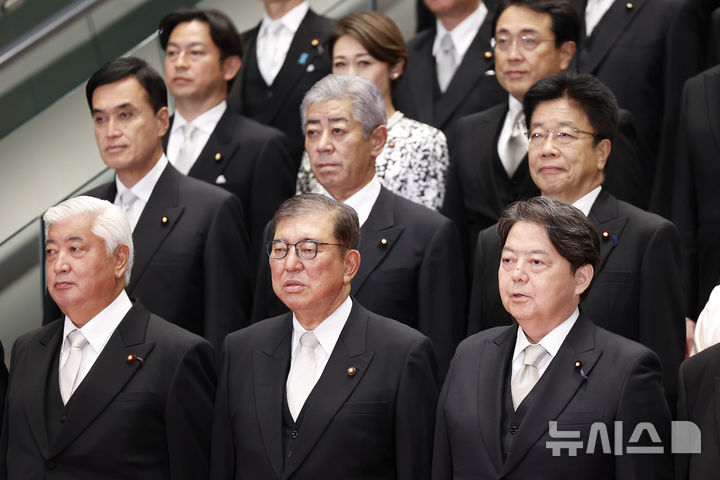 [도쿄=AP/뉴시스] 이시바 시게루 일본 총리가 지난 1일 내각 각료들과 함께 사진 촬영을 하고 있다. 첫번째 줄 가운데가 이시바 총리. 2024.10.09.