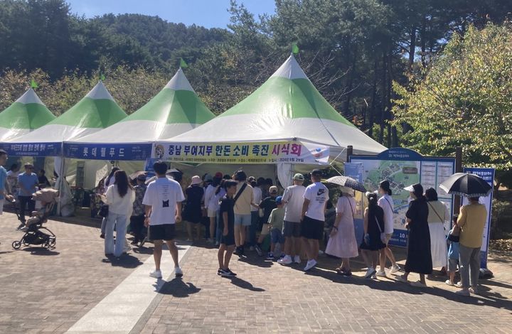 [부여=뉴시스] 충남 부여군이 제70회 백제문화제에서 축산물 홍보 시식회를 열고 있다. (사진=부여군 제공) 2024.10.01. photo@newsis.com *재판매 및 DB 금지