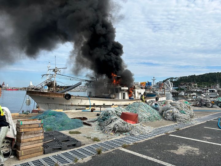 [울산=뉴시스] 1일 오후 3시께 울산시 북구 정자항에 계류된 9.77t 연안자망 어선 A호에서 불이나 검은 연기가 올라오고 있다. (사진=울산해양경찰서 제공) 2024.10.01. photo@newsis.com *재판매 및 DB 금지