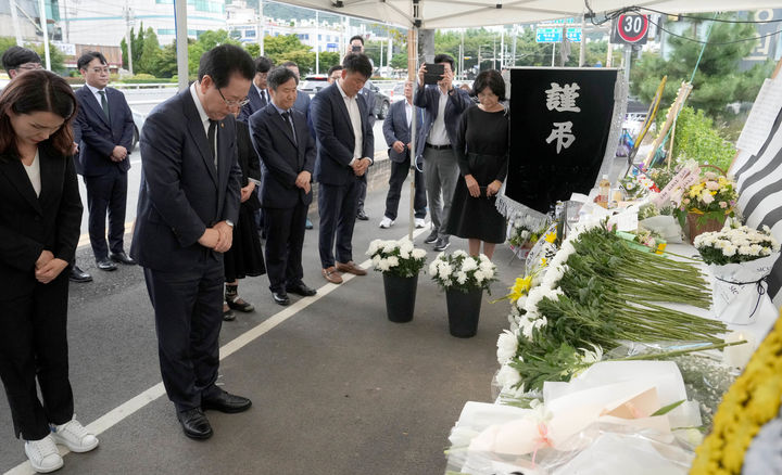  [순천=뉴시스] 송창헌 기자 = 김영록 전남지사가 1일 오후 순천 도심 길거리서 안타깝게 희생된 10대 학생의 추모 공간이 마련된 조례동 분향소를 찾아 고인의 넋을 기리고 있다. (사진=전남도 제공) 2024.10.01 photo@newsis.com *재판매 및 DB 금지