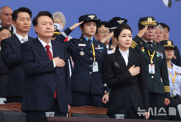 [성남=뉴시스] 조수정 기자 = 윤석열 대통령과 부인 김건희 여사가 지난 1일 성남 서울공항에서 열린 건군 제76주년 국군의날 기념식에서 국기에 경례하고 있다. 2024.10.01. chocrystal@newsis.com