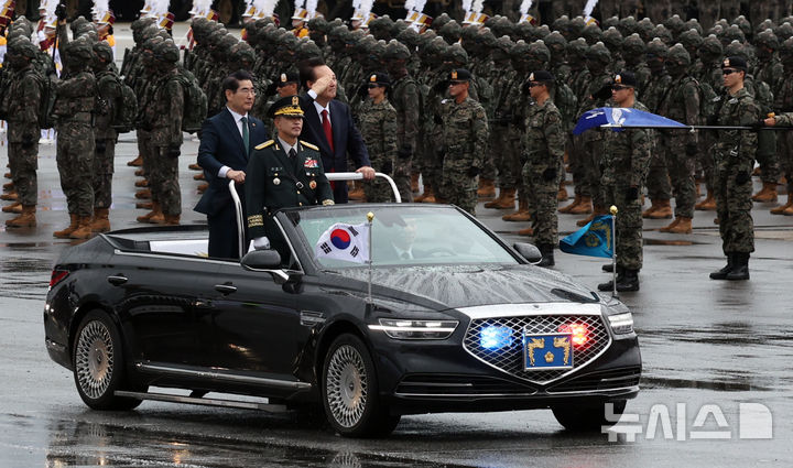 [성남=뉴시스] 조수정 기자 = 윤석열 대통령이 1일 성남 서울공항에서 열린 건군 제76주년 국군의날 기념식에서 열병차량에 탑승해 사열하고 있다. 2024.10.01. chocrystal@newsis.com