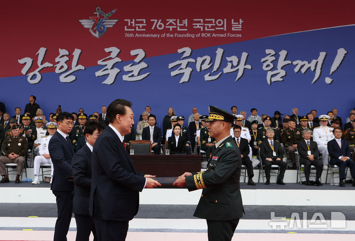 [성남=뉴시스] 조수정 기자 = 윤석열 대통령이 1일 성남 서울공항에서 열린 건군 제76주년 국군의날 기념식에서 육군 김진호 소장에게 보국훈장 천수장을 수여하고 있다. 2024.10.01. chocrystal@newsis.com