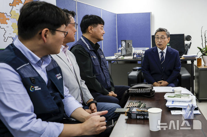 [서울=뉴시스] 정병혁 기자 = 10.16 재보궐선거 서울시교육감에 출마한 정근식 후보가 1일 서울 서대문구에 마련된 선거사무소에서 열린 공무원노조 간담회에서 발언하고 있다. 2024.10.01. jhope@newsis.com