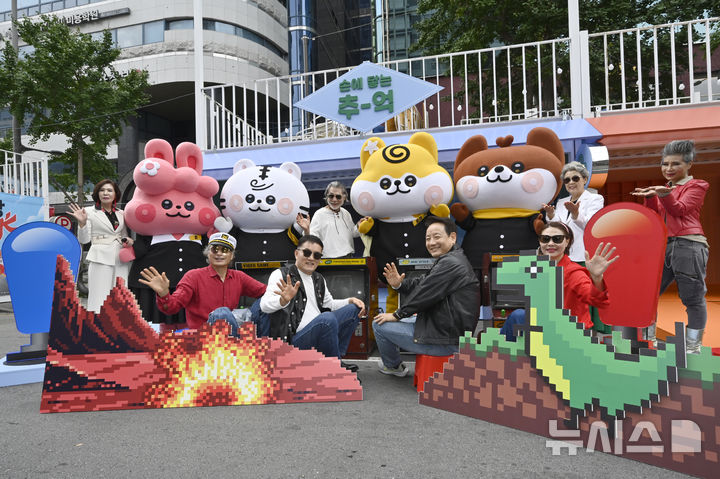 [광주=뉴시스] 박기웅 기자 = 제21회 광주 추억의 충장축제 개막을 하루 앞둔 1일 광주 동구 금남로에서 임택 동구청장과 시니어 모델들이 축제를 홍보하고 있다. 2024.10.01. pboxer@newsis.com